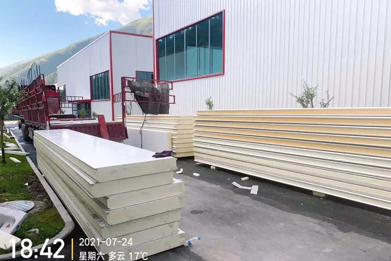 Unloading cold storage panels