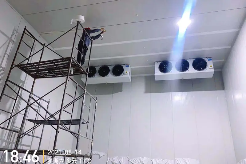 Gluing the joints of cold storage panels