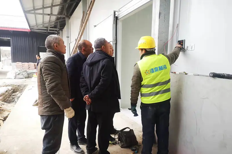 Haoshuang staff are patiently guiding customers to familiarize themselves with the cold storage operation process