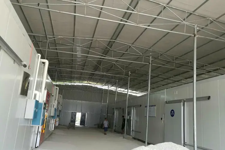 Separate aisles between the atmosphere control warehouse and the fresh-keeping warehouse