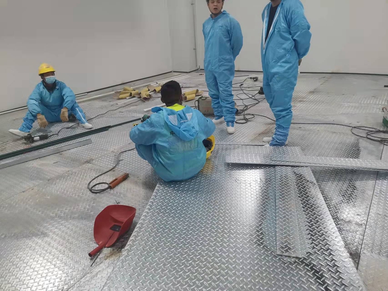 Install stainless steel anti-slip plate