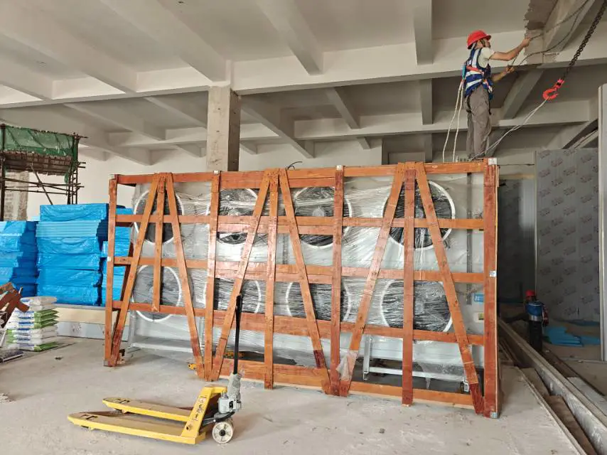 Hoisting the quick-freezing room air cooler