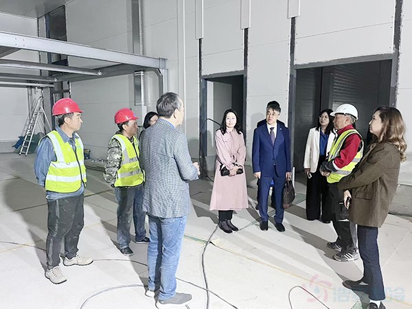 The client (Party A) is visiting the site to inspect the construction progress.