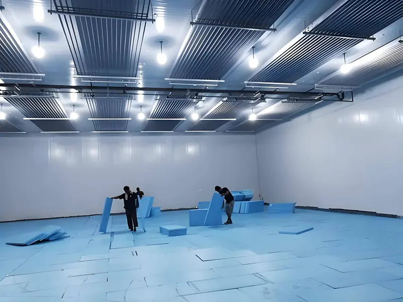 Installation of XPS extruded polystyrene boards on the floor of a salmon cold storage facility